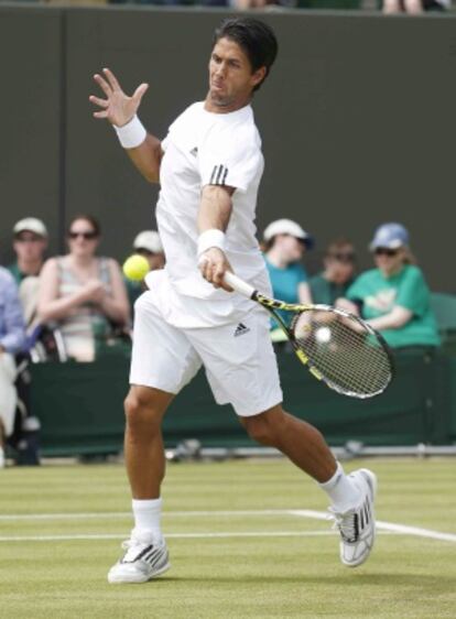  Verdasco golpea la pelota ante Gulbis.