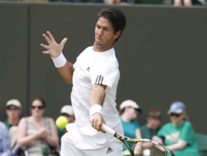  Verdasco golpea la pelota ante Gulbis.