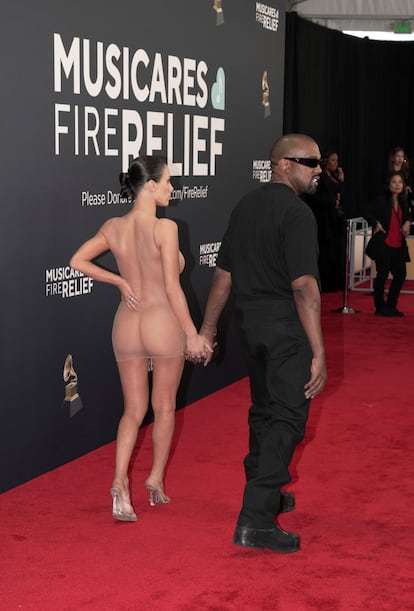 Bianca Censori y Kanye West pasean por la alfombra roja. 