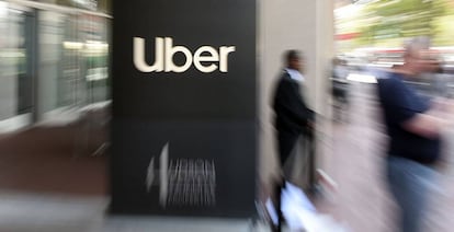 Logo de Uber en la sede de la compañía en San Francisco.