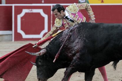 David Mora en su segundo toro, en la feria de San Fermín.