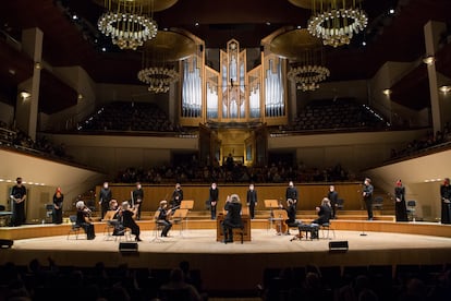 El público y los miembros del Freiburger BarockConsort aplauden a los cantantes de Vox Luminis tras la interpretación del 'Stabat Mater' de Agostino Steffani.