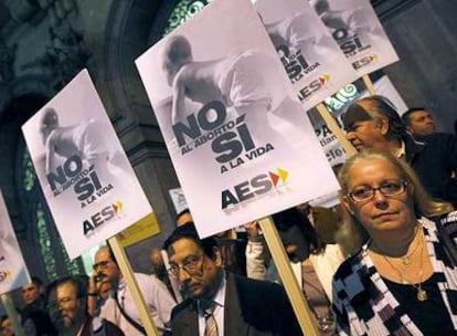 Concentración de antiabortistas, ayer ante el Ministerio de Igualdad en Madrid.