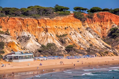 Praia da Falésia (Olhos de Água, Portugal). Conocida por sus espectaculares acantilados, sus arenas doradas y sus aguas azules, este arenal del Algarve se ha colocado en el primer puesto de la lista de las mejores playas del mundo este 2024, gracias al gran volumen de reseñas y opiniones de la comunidad de TripAdvisor. En ella se puede tomar el sol, hacer surf, pasear por su sendero, tomar algo en su bar o, simplemente, disfrutar de las maravillosas vistas.