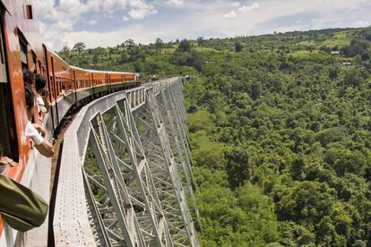 El tren de Mandalay a Lashio, en Myanmar, a su paso por el viaducto de Gokteik.