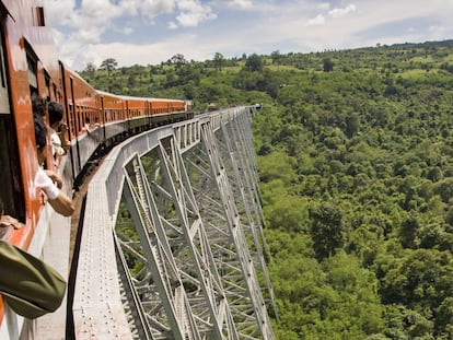 El tren de Mandalay a Lashio, en Myanmar, a su paso por el viaducto de Gokteik.