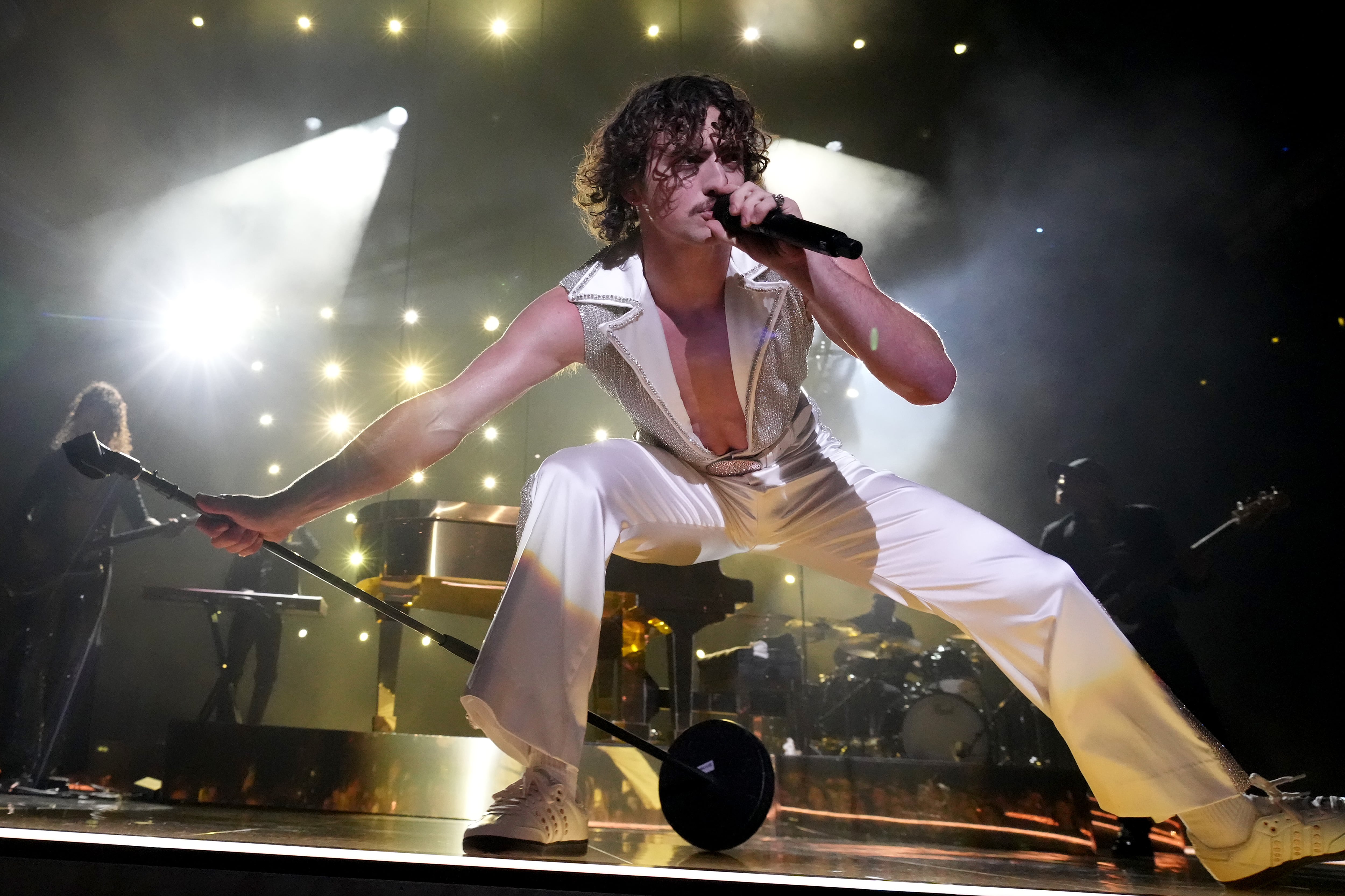 Benson Boone, el nuevo cohete del pop: enfurece a los críticos, y a él qué