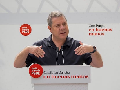 El presidente de Castilla-La Mancha y candidato del PSOE a la reelección, Emiliano García-Page, interviene en un acto de campaña en Villanueva de la Jara (Cuenca)
