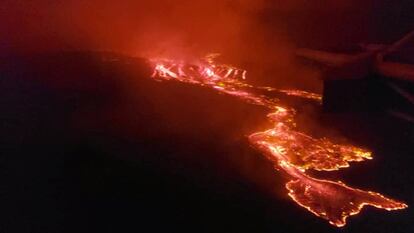 Vista aérea de lava fluyendo por la erupción del volcán Nyiragongo, situado en el Parque Nacional de Virunga, en la madrugada del domingo. El Gobierno de la República Democrática del Congo (RDC) activó un plan de evacuación para la ciudad de Goma, capital de la provincia de Kivu del Norte, en el este del país.