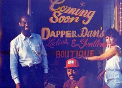 Escaparate de Dapper Dan, la tienda, justo antes de abrir en 1982.