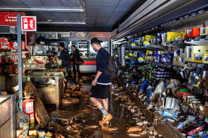 Un amanecer de saqueos, coches flotantes y 12 caballos deshidratados en el polígono comercial de Alfafar