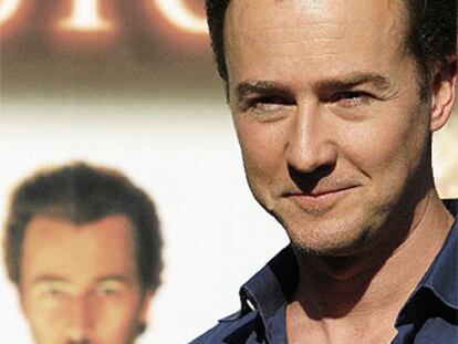 El actor Edward Norton posa para los fotógrafos durante la presentación en Madrid de <i>El ilusionista</i>.