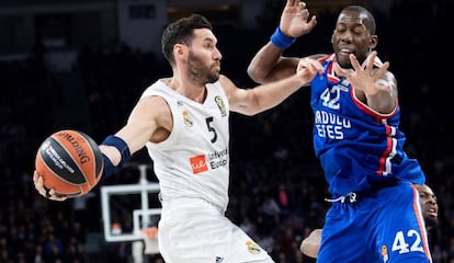 Rudy busca el pase ante Dunston