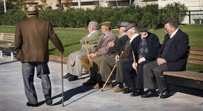 Un grupo de jubilados en un parque de Barcelona.