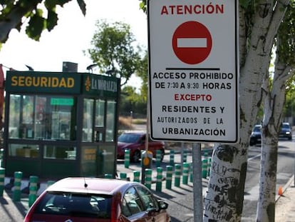 Acceso a La Moraleja por el Paseo del Conde de los Gaitanes. 