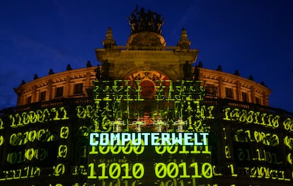 La banda Kraftwerk, durante el concierto del pasado sábado en la Semperoper de Dresde, Alemania.