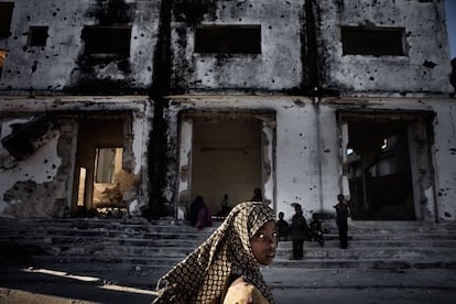 Una joven somal, delante de un edificio muy da?ado por los combates en Mogadiscio.