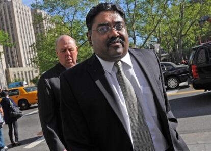 Rajaratnam entra en la sede de un tribunal en Manhattan en compañía de su abogado.