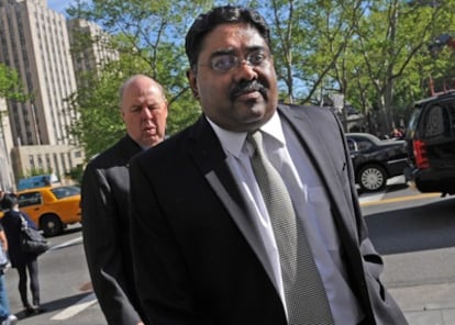 Rajaratnam entra en la sede de un tribunal en Manhattan en compañía de su abogado.