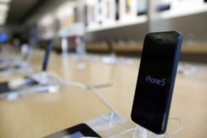 Un smartphone iPhone 5 expuesto en una tienda de Apple.