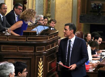 El presidente del Gobierno en funciones, Pedro Sánchez, conversa con la presidenta del Congreso, la socialista Meritxell Batet.