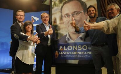 El candidato a lehendakari del PP, Alfonso Alonso (3i), junto a otros aspirantes populares como Nerea Llanos (c) y Javier Maroto (2d), durnate el mitin celebrado en el palacio Kursaal de San Sebastián con el que abren la campaña electoral vasca.