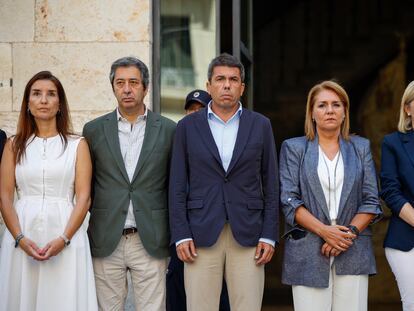 El presidente de la Generalitat, Carlos Mazón (c), y otros miembros del Consell durante el minuto de silencio guardado este martes para condenar el asesinato machista de Villena (Alicante).