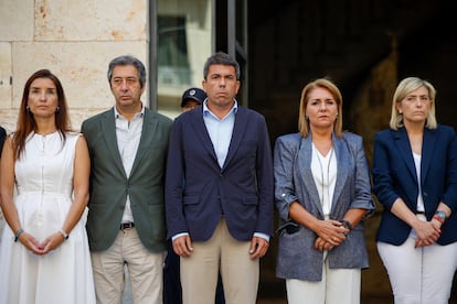 El presidente de la Generalitat, Carlos Mazón (c), y otros miembros del Consell durante el minuto de silencio guardado este martes para condenar el asesinato machista de Villena (Alicante).