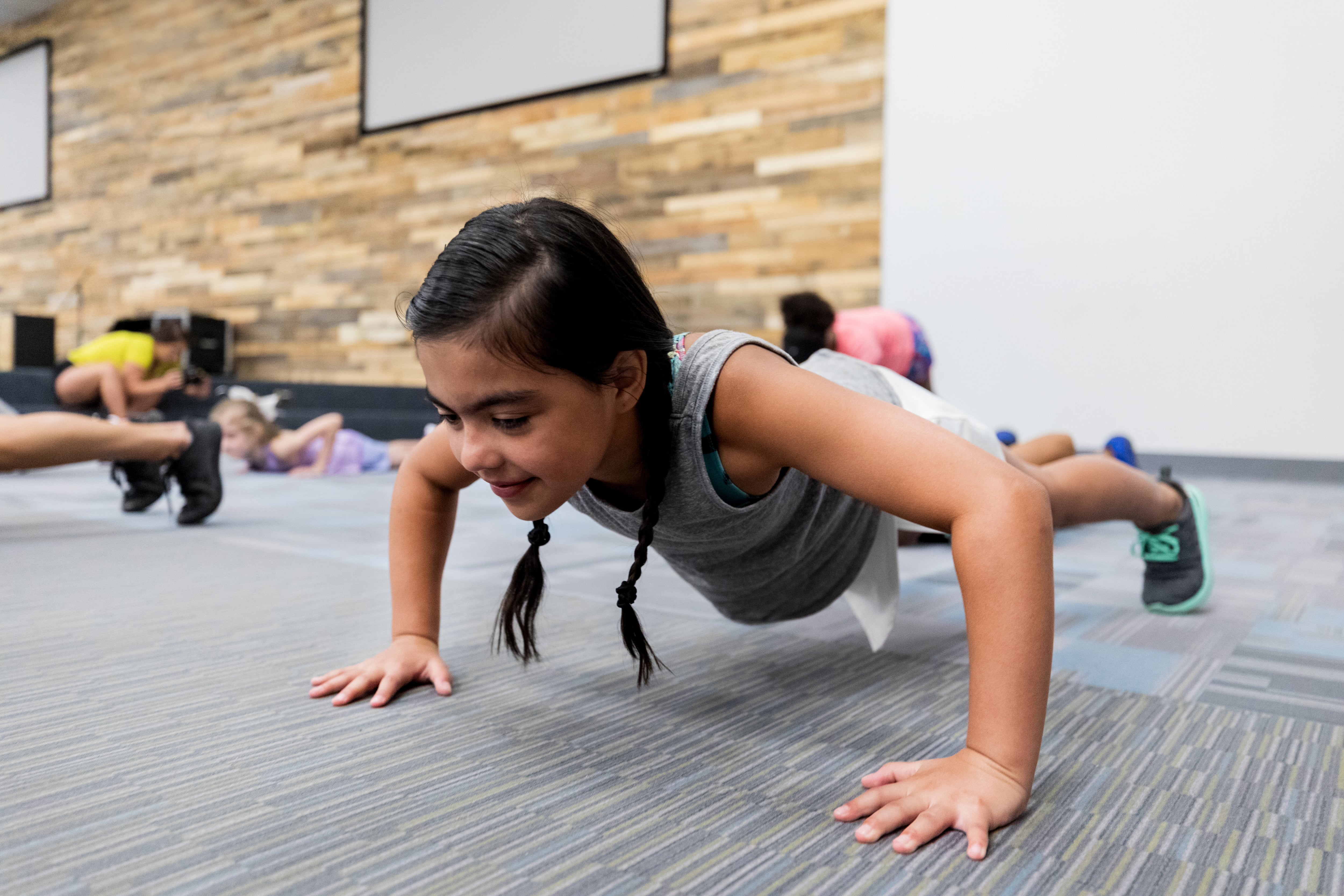 ¿Apuntar a los niños a un gimnasio o a un deporte? Los beneficios pueden ser los mismos 