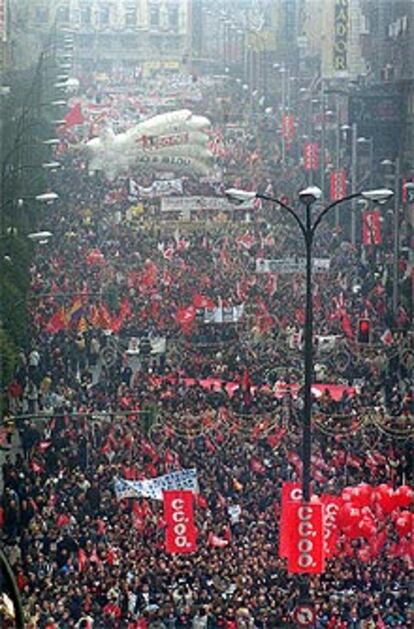 Vista de la manifestación a su paso por la Gran Vía.