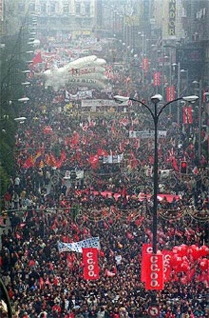 Vista de la manifestación a su paso por la Gran Vía.