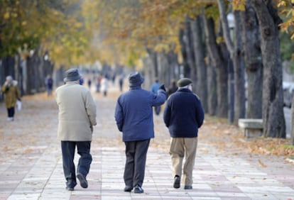 Imagen de tres ancianos caminando por el Paseo de la Senda de Vitoria.