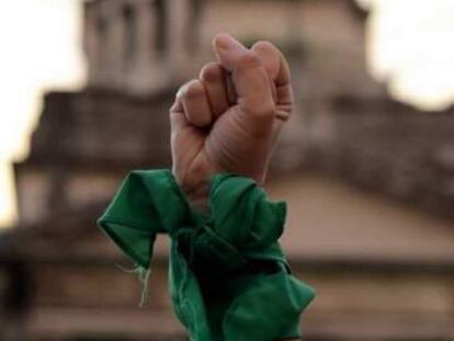 El pañuelo verde, símbolo de la lucha por el derecho al aborto en Argentina. Al fondo, el Congreso Nacional.