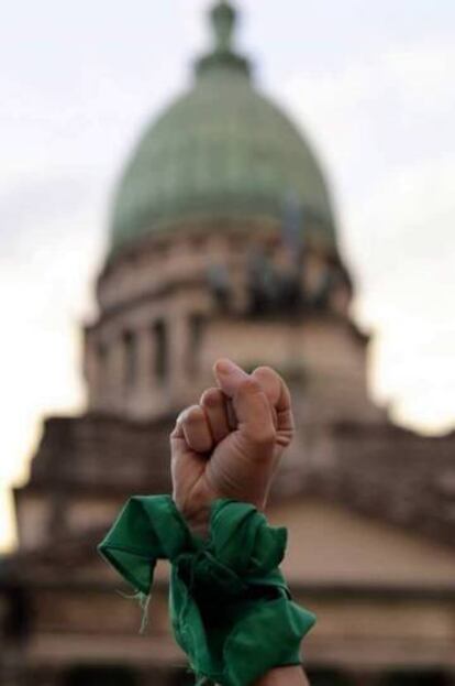 El pañuelo verde, símbolo de la lucha por el derecho al aborto en Argentina. Al fondo, el Congreso Nacional.