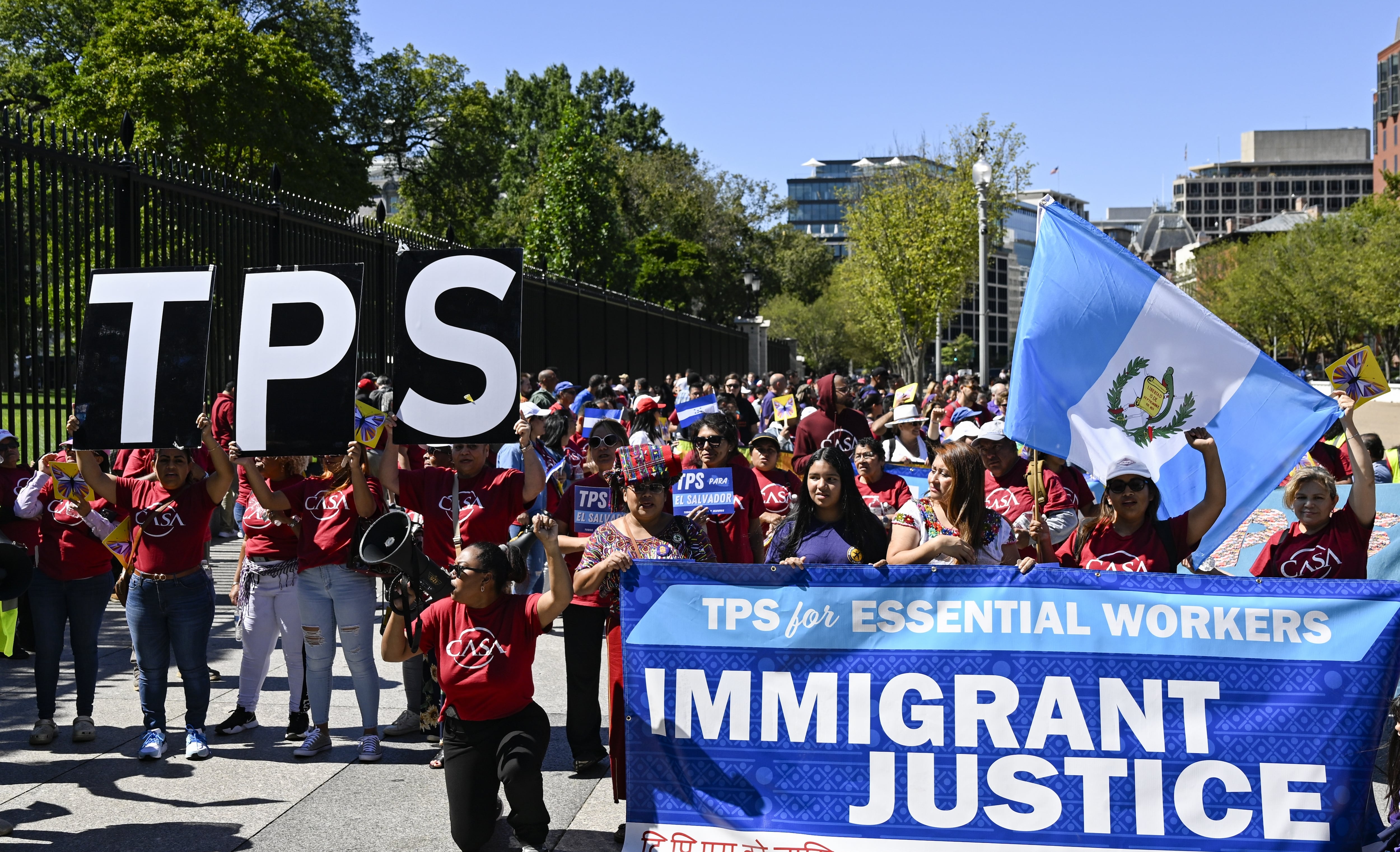 Trabajadores migrantes protestan en Washington, el 15 de abril de 2023.