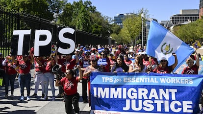 Trabajadores migrantes protestan en Washington, el 15 de abril de 2023.