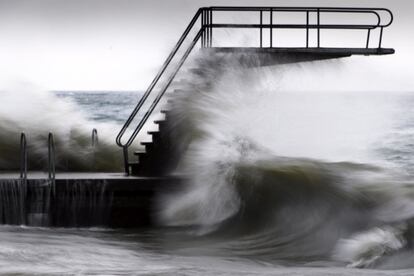 Las olas golpean una plataforma situada en la orilla del lago de Ginebra (Suiza), durante la tormenta Ciara.