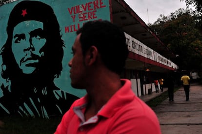 Un alumno pasa frente a un mural del Che Guevara en la escuela de Ayotzinapa (Guerrero), donde los futuros profesores reciben una formación de tradición marxista.