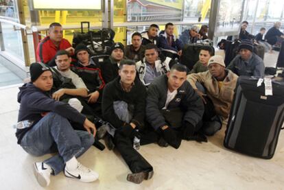 El grupo de hondureños que espera llegar a Génova para trabajar.