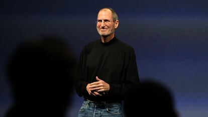Steve Jobs, en un evento de Apple en San Francisco, en enero de 2010. El fundador de la empresa tecnológica solía vestir en público jerséis de cuello perkins diseñados por Issey Miyake.