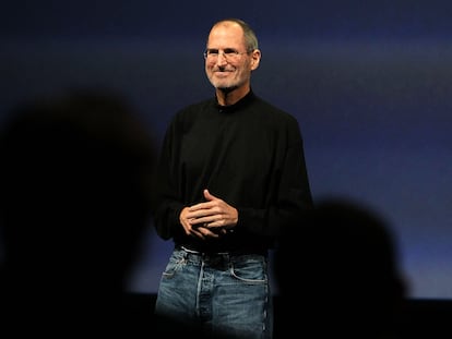 Steve Jobs, en un evento de Apple en San Francisco, en enero de 2010. El fundador de la empresa tecnológica solía vestir en público jerséis de cuello perkins diseñados por Issey Miyake.