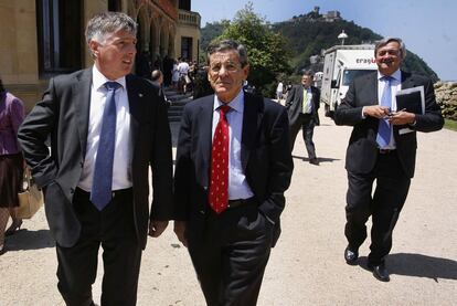 Xabier Iturbe, a la izquierda, y Mario Fernndez caminan juntos por el Palacio Miramar, de San Sebastin.