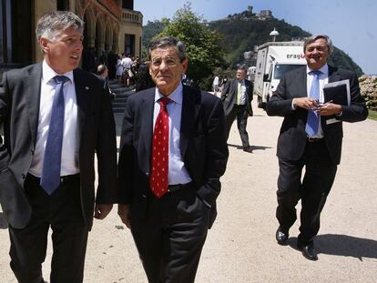 Xabier Iturbe, a la izquierda, y Mario Fernández caminan juntos por el Palacio Miramar, de San Sebastián.