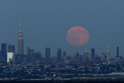 A ‘lua azul', de cor alaranjada, sobre o céu de Nova Jersey (Estados Unidos).