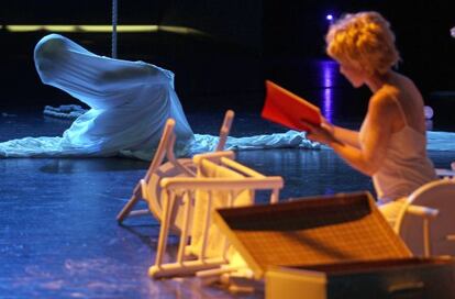 Un momento de los ensayos de 'Angelus Novus' en los Teatros del Canal de Madrid.