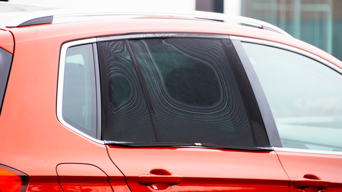 Ni ventosas ni imanes ineficaces: así es el parasol para las ventanas traseras del coche que arrasa en Amazon