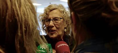 La alcaldesa de Madrid, Manuela Carmena, atiende a los medios de comunicación.