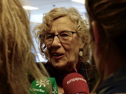 La alcaldesa de Madrid, Manuela Carmena, atiende a los medios de comunicación.
 