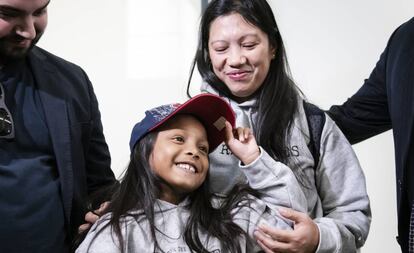 Vanessa Rodel y su hija Keana, en el aeropuerto de Toronto.