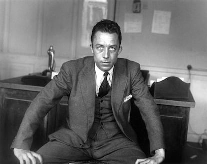 Albert Camus en 1945, en la oficina de la publicación 'Combat'.